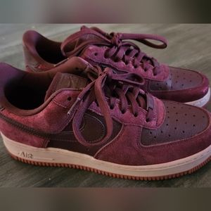 Womens Nike AF1, maroon shimmer suede, 8.5